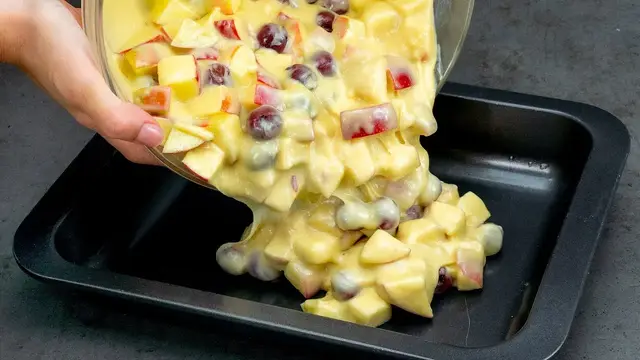 Домашний десерт с яблоками и вишней