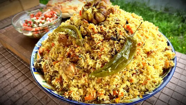Вкусный рассыпчатый плов в казане из домашней курицы