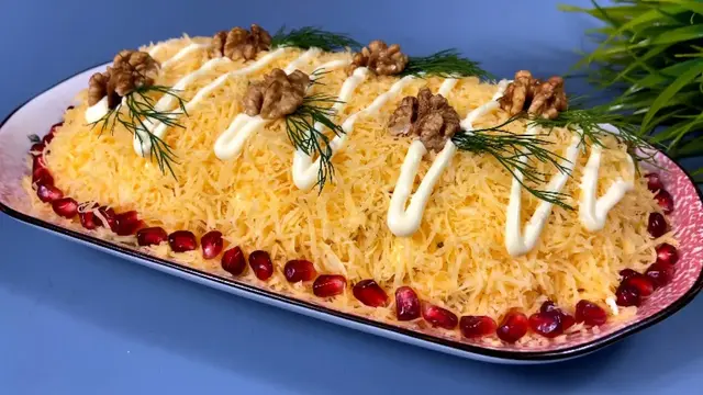 Новогодний салат с копченой курицей и ананасами