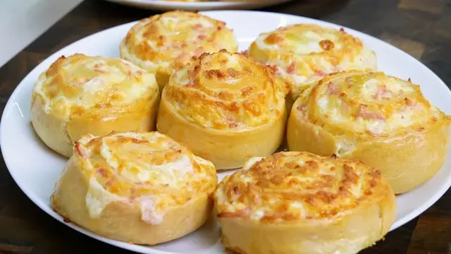 Булочки с колбасой и сыром 