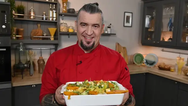 Салат из запеченной тыквы с козьим сыром