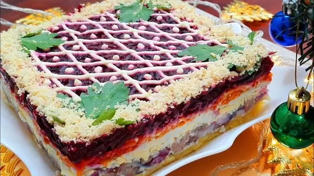 Слоёный салат из селёдки на Новый год 