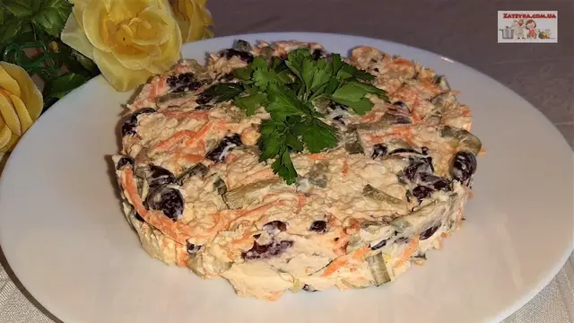 Салат с курицей, фасолью и морковью по-корейски