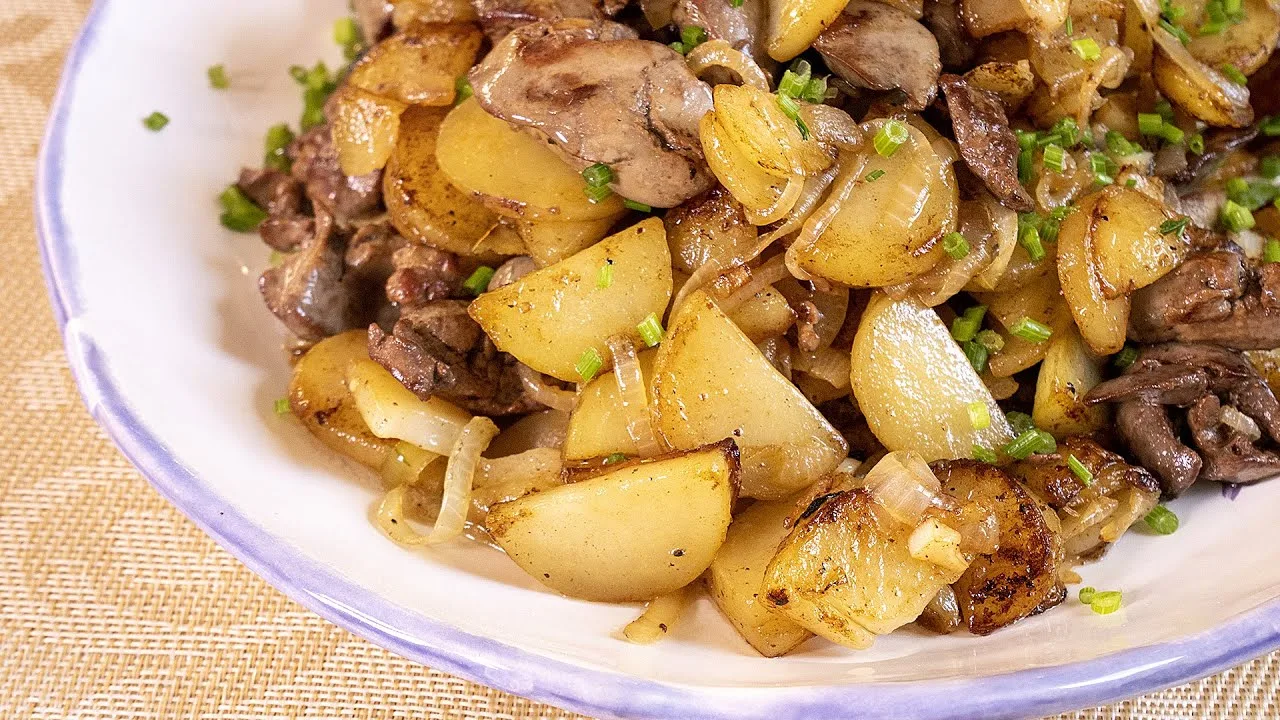 Жареная картошка с лучком и куриной печенью