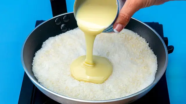 Лёгкий десерт со сгущёнкой и кокосовой стружкой
