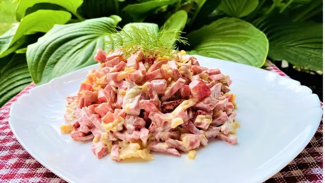Быстрый салат с помидорами, колбасой и сыром