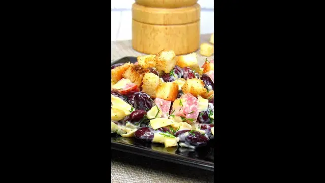 Новогодний салат с колбасой, сыром и сухариками