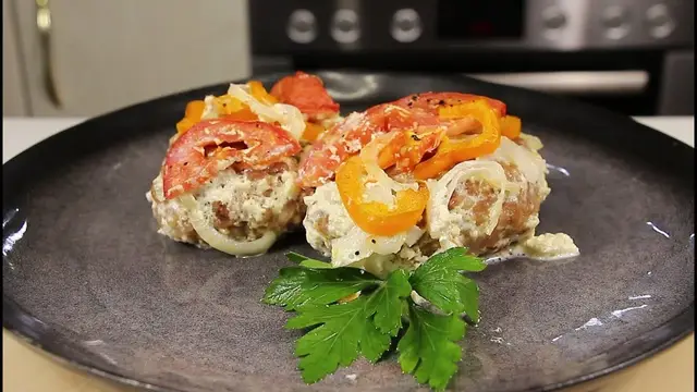 Нежные мясные котлеты с картошкой и овощами в духовке