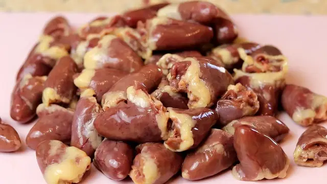 Куриные сердечки с рисом на сковородке