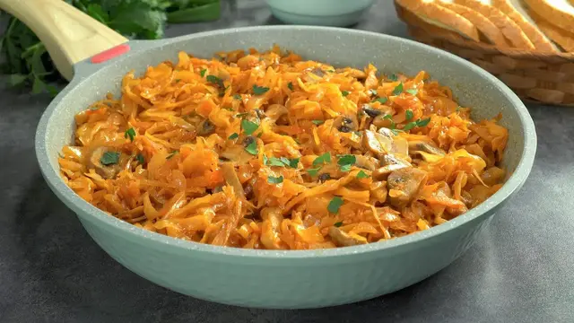 Тушёная капуста с грибами 