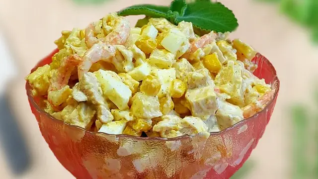 Салат с курицей и креветками