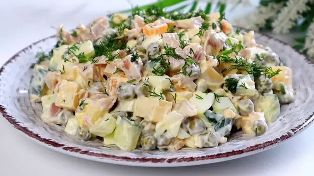 Очень вкусный салат с копчёной курицей