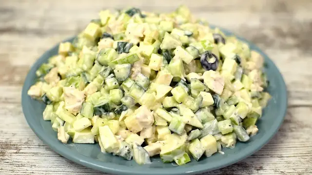 Праздничный салат с яблоками, огурцами и курицей