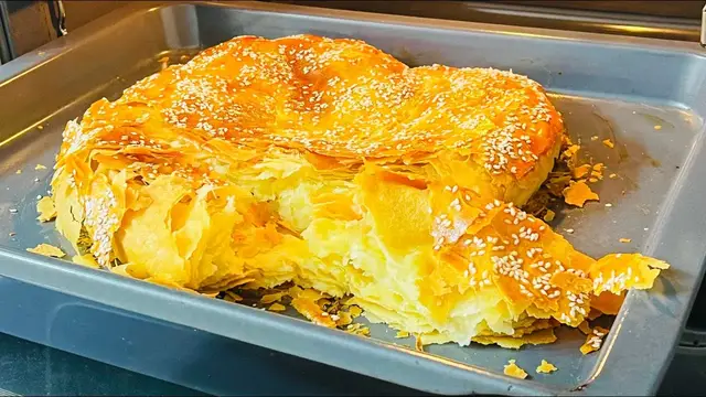 Рваный пирог на кефире с сыром