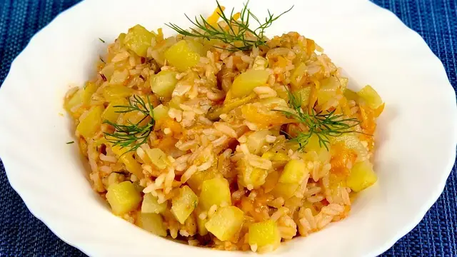 Тушеные кабачки с рисом и овощами