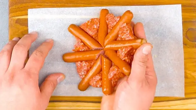 Сочный и очень вкусный домашний бургер с сосисками