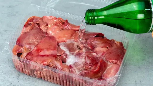 Куриная печень с овощами и моцареллой на сковороде
