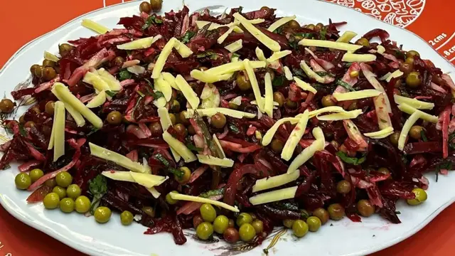 Салат из яблока, морковь и свёклы