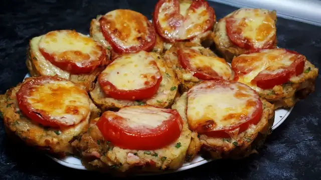 Картофельные гнёзда с мясом и сыром