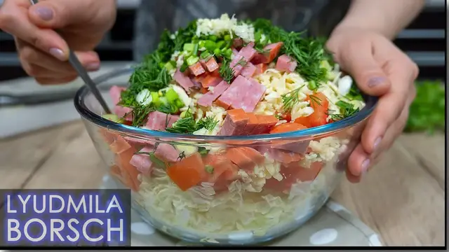 Вкусный салат без майонеза с капустой, колбасой и помидорами 