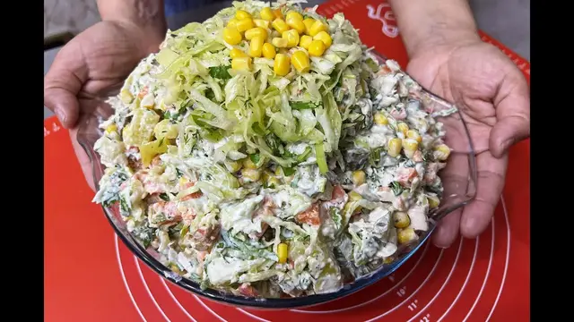 Салат с курицей, картошкой и маринованными огурцами на праздничный стол  