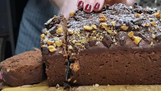 Шоколадный кекс с орехами 