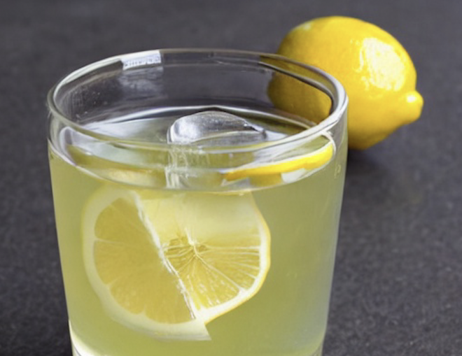 Идеальное утро: 10 причин пить воду с лимоном после сна