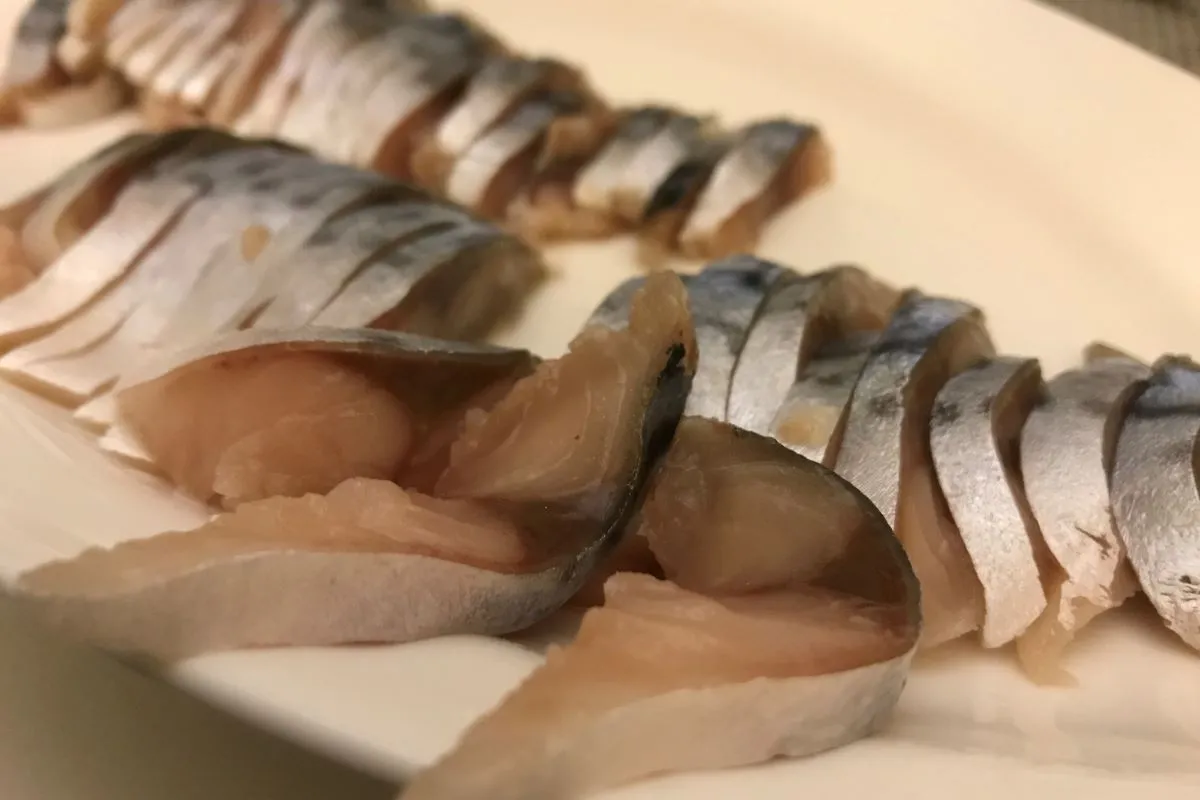 Как засолить скумбрию: 5 вкусных способов