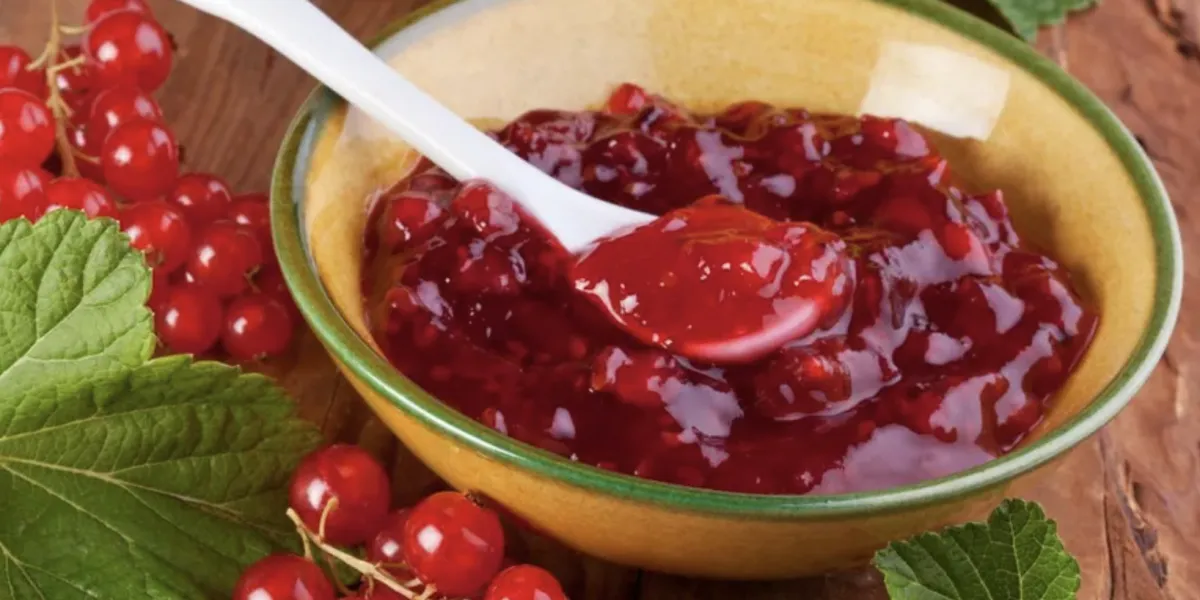 Свежее и вкусное желе из красной смородины без варки: Простой рецепт для зимних заготовок