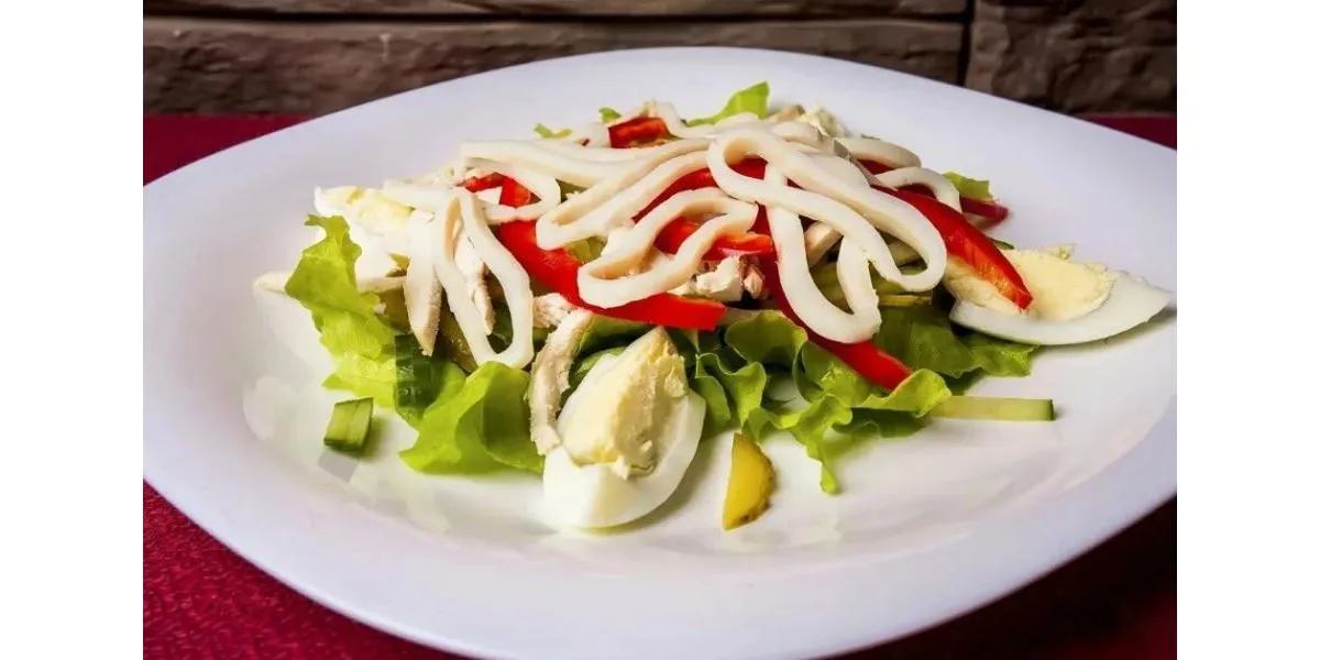 Как приготовить салат с кальмаров: секреты морской кухни