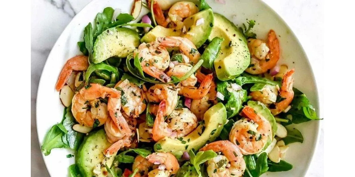 Сказочное сочетание вкусов: новогодний салат с креветками, который вас поразит