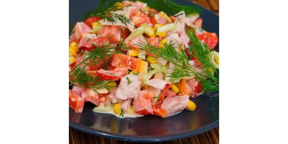 Вариант для обеда или ужина: салат с копченой курицей