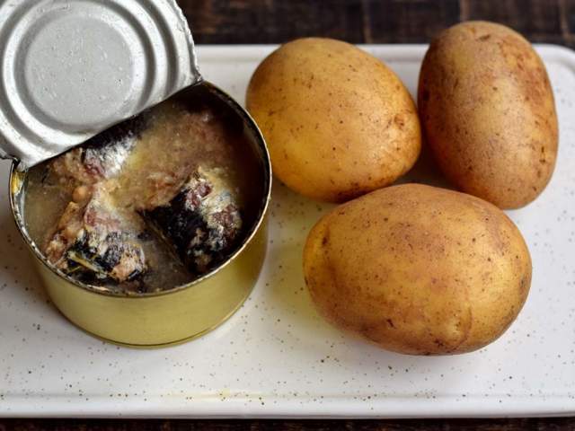 Котлеты из рыбных консервов и картофеля Котлеты из рыбных консервов и картофеля