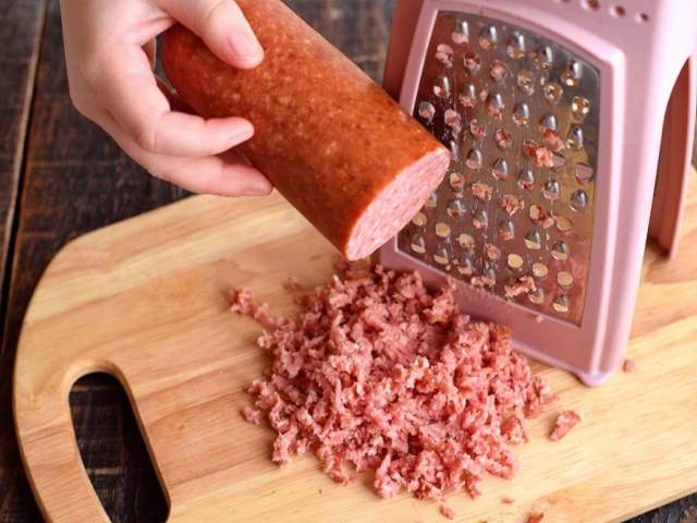 Лепешки с сыром и колбасой на сковороде Лепешки с сыром и колбасой на сковороде