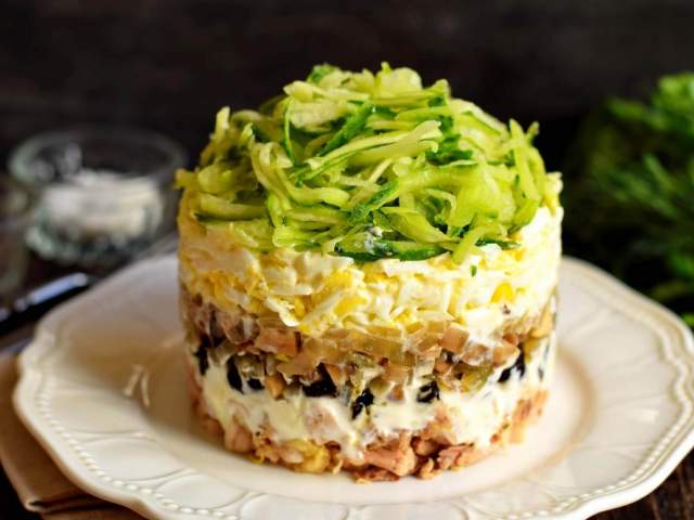 Праздничный салат с курицей и грибами Праздничный салат с курицей и грибами