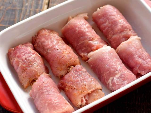Мясные рулетики с маринованными огурцами Мясные рулетики с маринованными огурцами