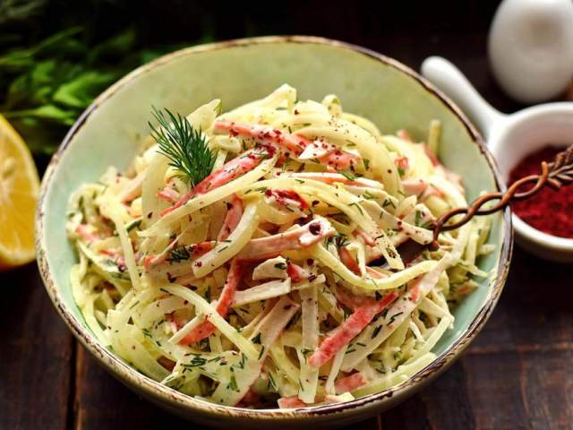 Салат Пикантный с маринованным луком и крабовыми палочками Салат Пикантный с маринованным луком и крабовыми палочками