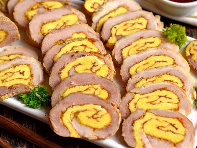 Мясной рулет с сырным омлетом Мясной рулет с сырным омлетом