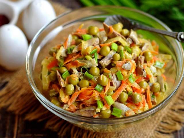 Салат с куриными сердечками и зеленым горошком Салат с куриными сердечками и зеленым горошком