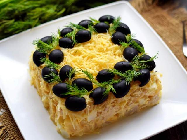 Праздничный салат с курицей и ананасами Праздничный салат с курицей и ананасами