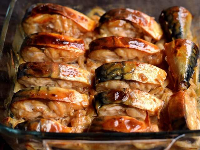 Запеченная скумбрия с луком под соусом Запеченная скумбрия с луком под соусом