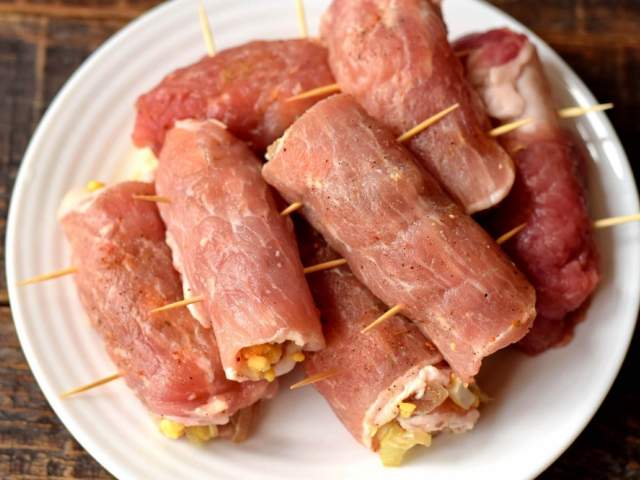 Мясные рулетики с начинкой в сливочном соусе Мясные рулетики с начинкой в сливочном соусе