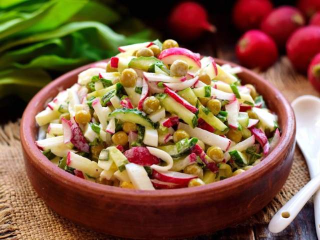 Салат из редиски с горошком, яйцом и огурцом Салат из редиски с горошком, яйцом и огурцом