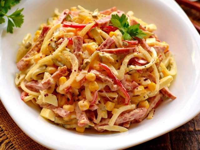 Вкусный, яркий салат с колбасой за 5 минут Вкусный, яркий салат с колбасой за 5 минут