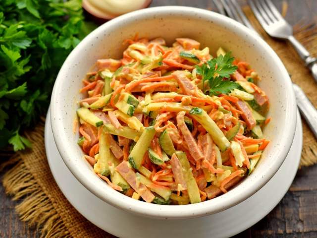Салат с вареной колбасой и корейской морковью Салат с вареной колбасой и корейской морковью