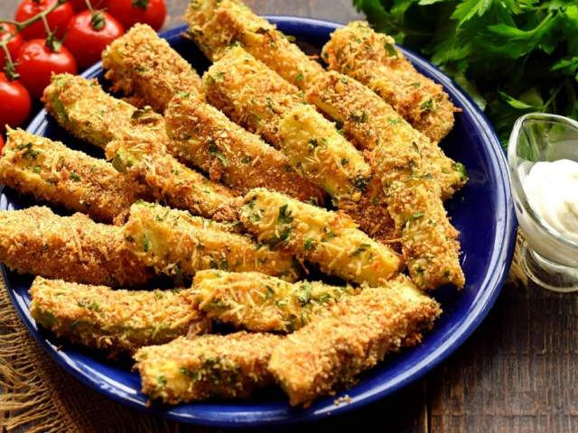 Запеченные брусочки из кабачков в сырной панировке Запеченные брусочки из кабачков в сырной панировке