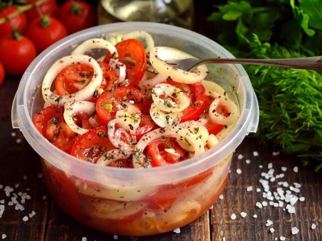 Вкусная закуска из помидоров и лука Весь секрет в маринаде Вкусная закуска из помидоров и лука Весь секрет в маринаде