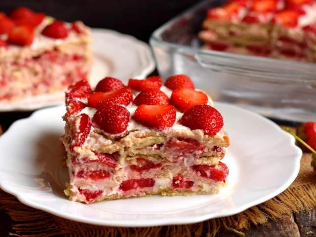 Торт из печенья с клубникой Торт из печенья с клубникой