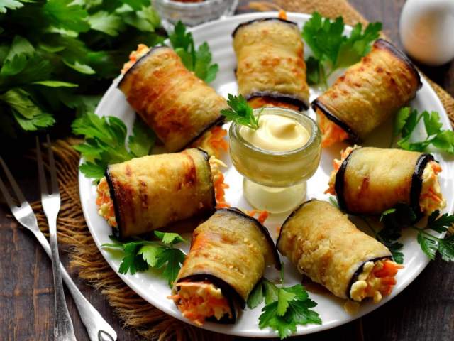 Рулетики из баклажанов с морковью и сыром Рулетики из баклажанов с морковью и сыром