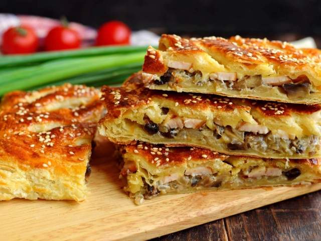 Слоенный пирог с грибами, копченной курицей и сыром Слоенный пирог с грибами, копченной курицей и сыром